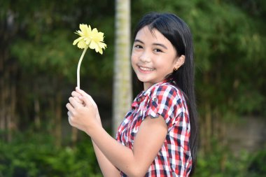 Ergen ve mutluluk ile çiçek