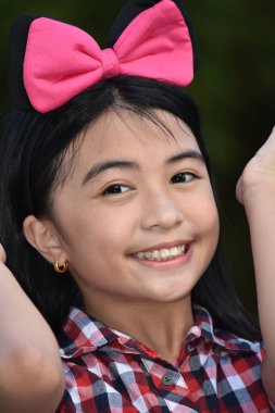 Gülümseyen bir farklı kız