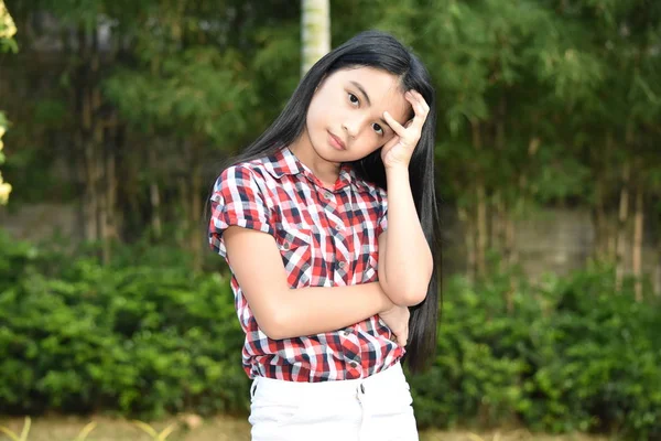 Uma Menina Filipina Contemplativa — Fotografia de Stock