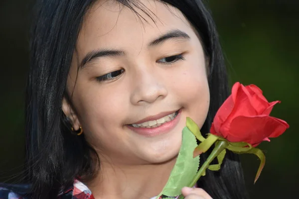 Lächelnd Schöne Philippinische Hündin Mit Einer Rose — Stockfoto