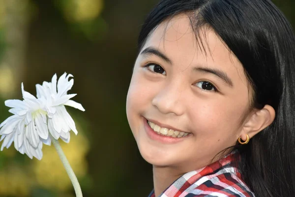 Lächelndes Junges Mädchen Mit Gänseblümchen — Stockfoto