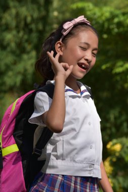 Tamam okul kitapları ile üniforma giyen kız