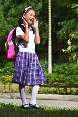 Üniforma giyen sürpriz erkek öğrenci okul kız