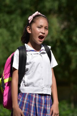 Genç kız öğrenci kitapları ile şaşırttı