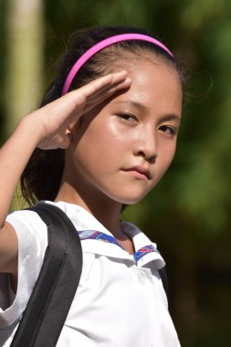 Bir kız öğrencinin selamlayan