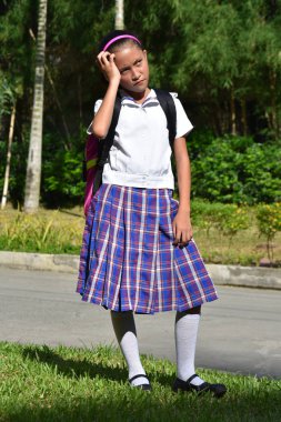 Şirin azınlık kız öğrenci okul üniforması dizüstü bilgisayarlar ile merak