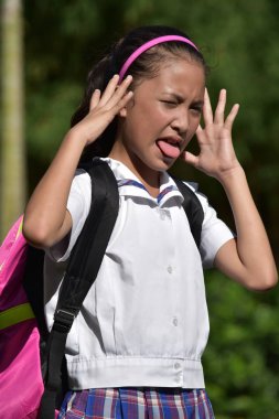 Şirin Asyalı kız öğrenci dizüstü bilgisayarlar ile vurguladı