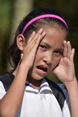 Liseli kız not defterleri ile stres altında