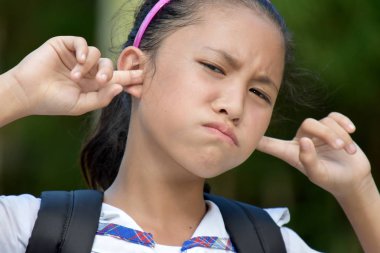 Şirin azınlık kız öğrenci ve sessizlik dizüstü bilgisayarlar ile