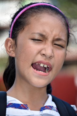 Sevimli kız öğrenci ve anksiyete