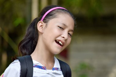 Filipina kız öğrenci ve dizüstü bilgisayarlar ile mutluluk