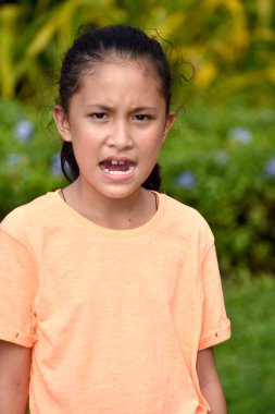 Genç Filipina genç erkek ve öfke