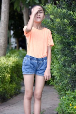 Sevimli Filipina kız bellek sorunları