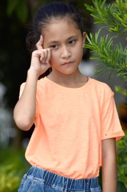 Genç bir kadın düşünme