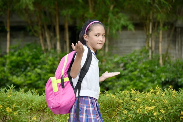 ノートブックと未定のかわいい女の子の学生 — ストック写真