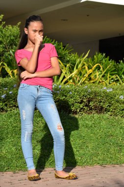 Öksürük bir genç kadın