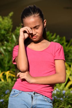 Ağlayan bir kadın çocuk