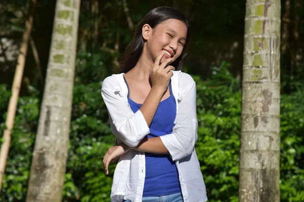 Filipina Dziewczyna Podejmowaniu Decyzji — Zdjęcie stockowe