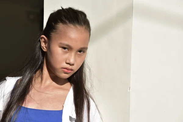 Ernstige Filipina Teenage Vrouw — Stockfoto