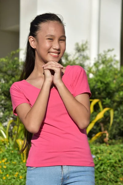 Νεανική Γυναικεία Φιλιππινέζες Στην Προσευχή — Φωτογραφία Αρχείου