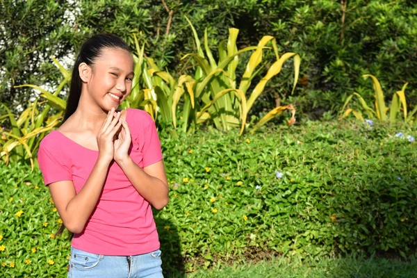 Egy Kisebbségi Lány Imádkozott — Stock Fotó