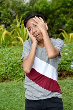 Endişeli yakışıklı genç çocuk