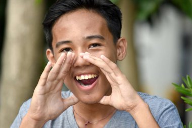 Konuşurken bir Asyalı erkek