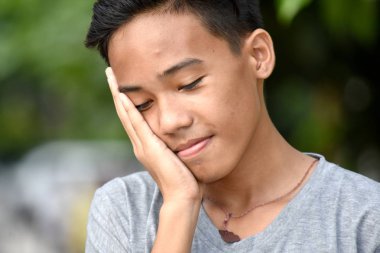 Filipino erkek ve üzüntü