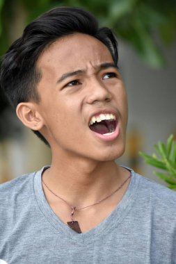 Üzgün genç Asya kişi