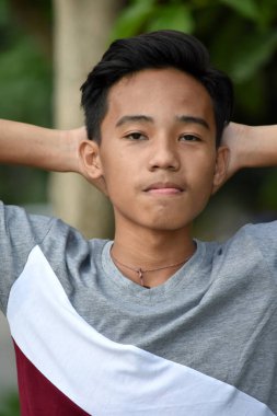 Genç bir çocuk dinlenme