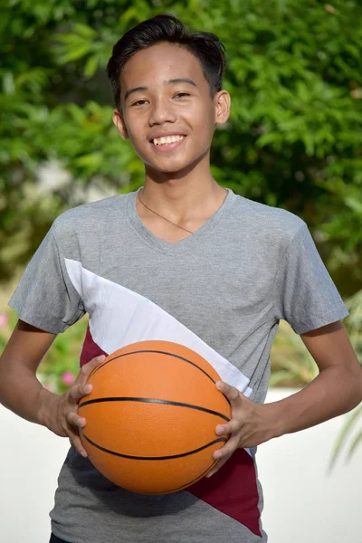 Feliz Jugador Baloncesto Masculino Filipino Juvenil Con Baloncesto — Foto de Stock