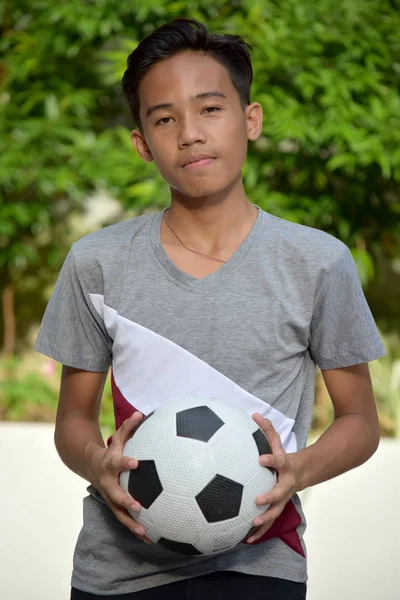 Känslolös Teenage Idrottsman Manliga Fotbollspelare Med Fotboll — Stockfoto
