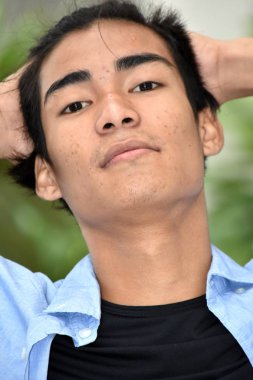 Heyecansız bir yakışıklı kişi