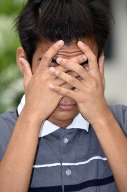 Endişeli bir yetişkin erkek