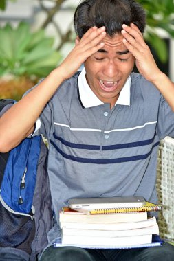 Stresli bir erkek öğrenci