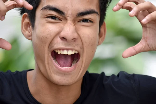 Intimidar Hombre Joven Minoría —  Fotos de Stock