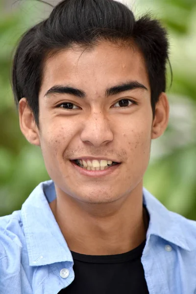 Χαμογελαστός Νεαρός Αρσενικό Φιλιππίνος — Φωτογραφία Αρχείου