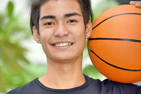 Apto Filipino Jogador Basquete Masculino Sorrindo — Fotografia de Stock