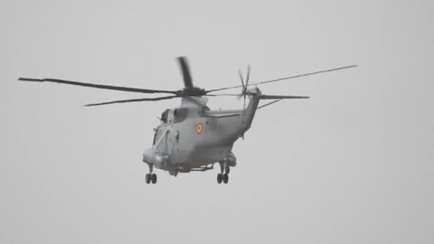 Un helicóptero militar volando — Vídeos de Stock