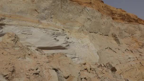 Une falaise rocheuse côtière — Video