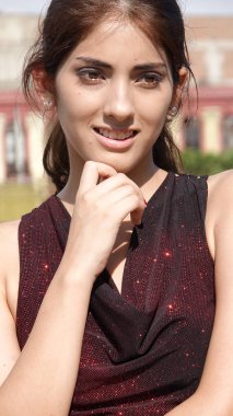 Güzel Latina kadın düşünme