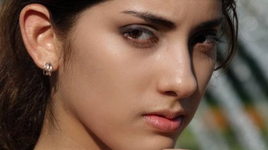 Bir genç kadın yüz