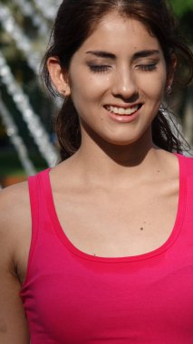 Gözleri kapalı olan dişi