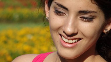 Gülümseyen güzel Latina erkek