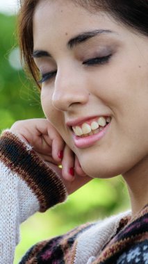 Gözleri kapalı olan dişi