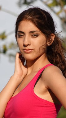 Ciddi genç Latina kişi