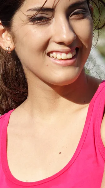 Een Glimlachende Spaanse Vrouw — Stockfoto