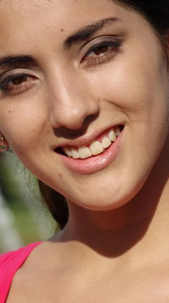 Gülümseyen Genç Bir Kadın — Stok fotoğraf