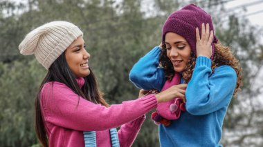 Soğuk hava sırasında iki bayan arkadaş