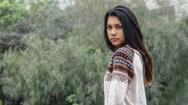 Şirin bir Perulu kişinin portre